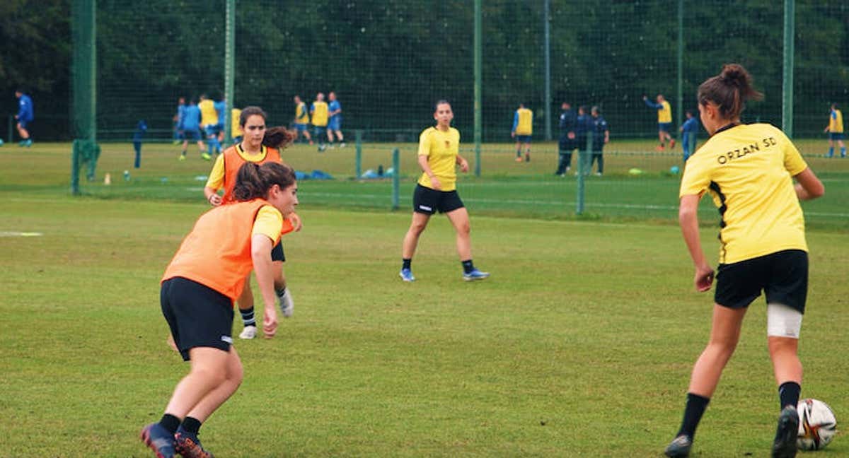Jugadoras del Orzán se ejercitan en Abegondo.