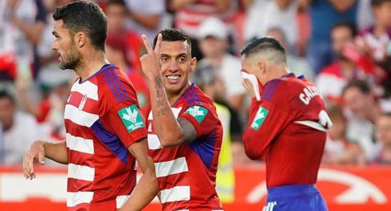 Uzuni celebrando un gol con el Granada.