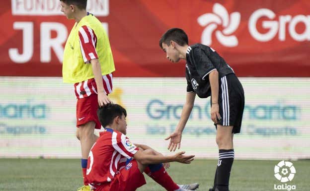 Un jugador de la Juve consuela a uno del Atlético tras la eliminación. LALIGA