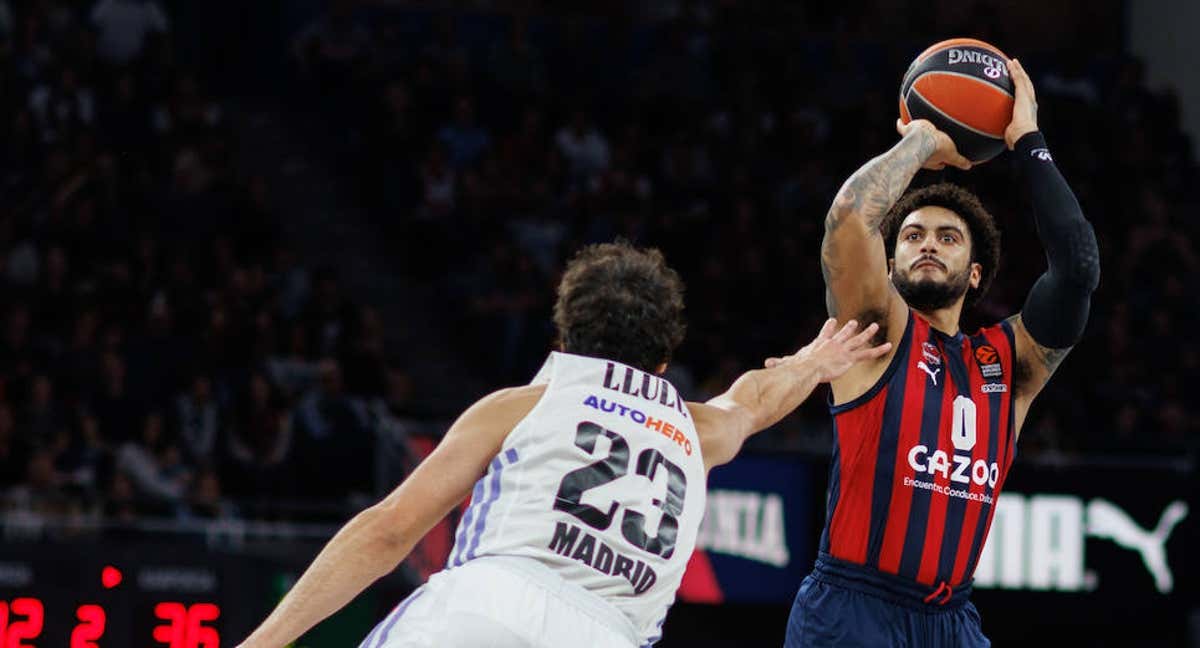 Markus Howard lanza a canasta ante la oposición de Llull. /GETTY