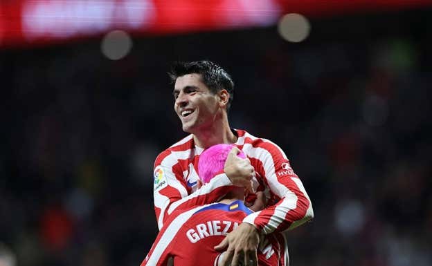 Morata celebró el gol con Griezmann.  AFP