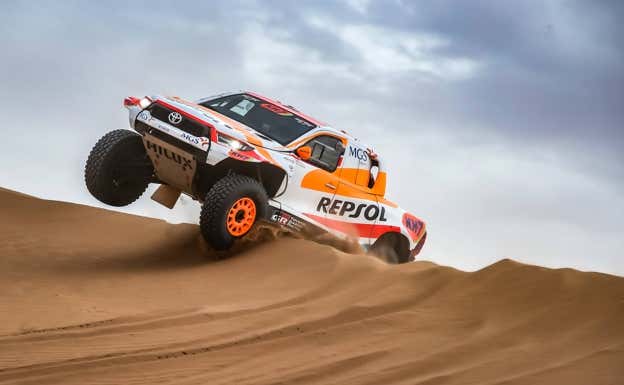 El Toyota Hilux GR DKR T1+ de Isidre Esteve y Txema Villalobos.  Mediagé