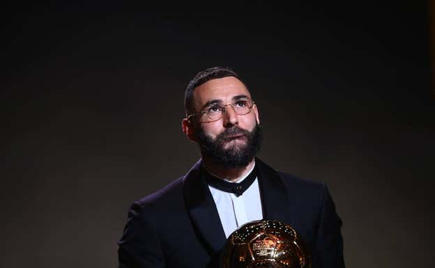 Benzema, con el Balón de Oro. GETTY