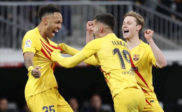 El Barça festeja su triunfo en el Bernabéu. EFE