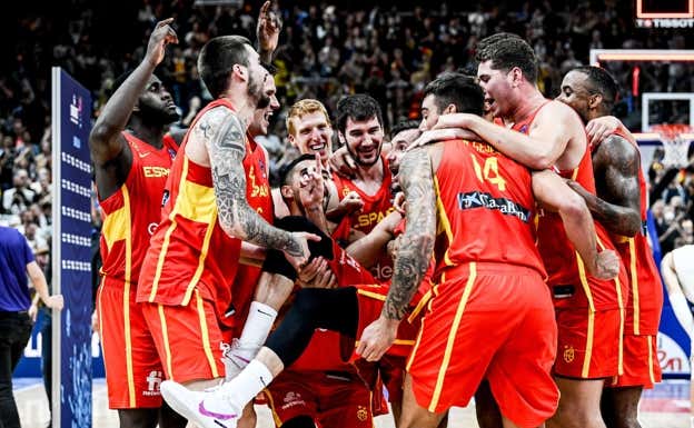 La selección española de basket, celebrando el Europeo. EFE