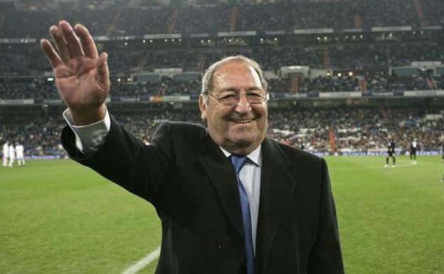 Paco Gento, en un homenaje en el Bernabéu. EFE