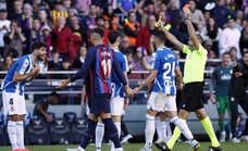 El show de Mateu en el derbi: 15 amarillas, dos rojas y cartulinas a dos manos