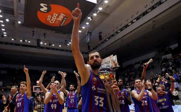 Mirotic, celebrando la Copa. EFE