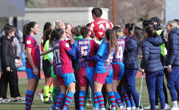 Virginia, manteada por las jugadoras del Barça. EFE
