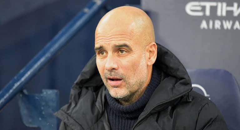 Pep Guardiola en el banquillo del Etihad Stadium.