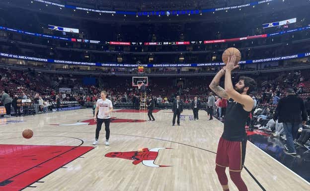 Ricky Rubio lanza a canasta antes del partido entre los Cavaliers y los Bulls. Efe