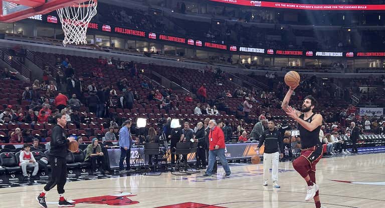 Ricky Rubio entra a canasta en el United Center de Chicago.