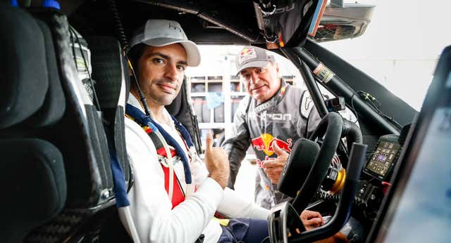 Carlos Sainz, en su visita al Rally Dakar: «Si estoy aquí es porque me gusta, no solo porque mi padre corra»