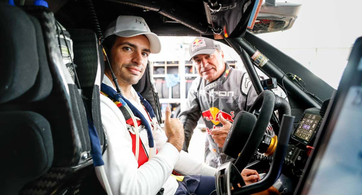 Carlos Sainz Jr y padre, en el vivac del Rally Dakar 2023.