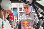 Carlos Sainz visita a su padre en el Rally Dakar por primera vez