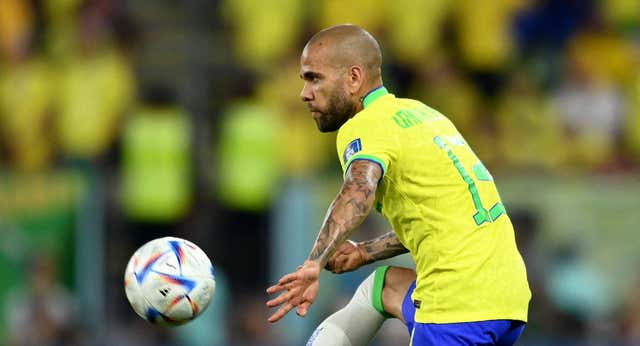 Dani Alves anuncia que seguirá en Pumas, en medio de una acusación por agresión sexual
