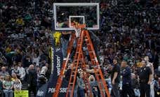 Imagen surrealista en la NBA: se cargan el aro y tardan más de 35 minutos en repararlo