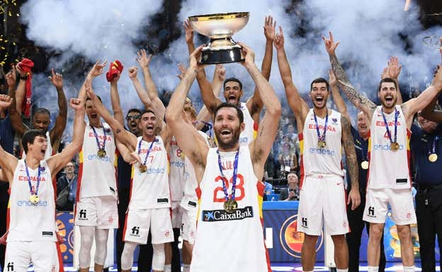 Rudy Fernández levanta el título de campeón del Eurobasket.  Reuters
