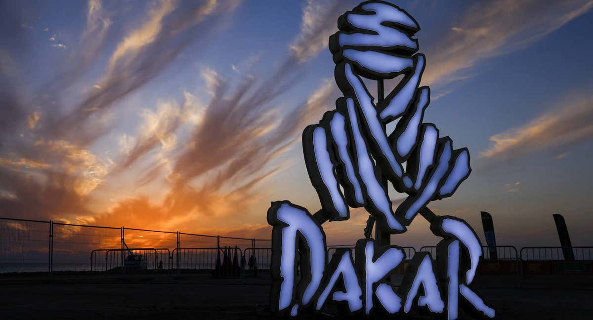 Imagen del atardecer en el campamento con el logotipo del Rally Dakar.
