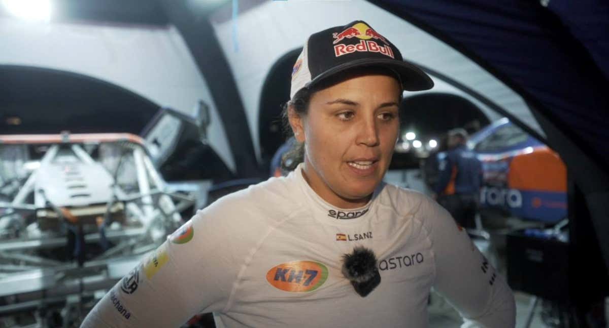 Laia Sanz, tras llegar al vivac de AlUla en el Rally Dakar 2023. /Astara