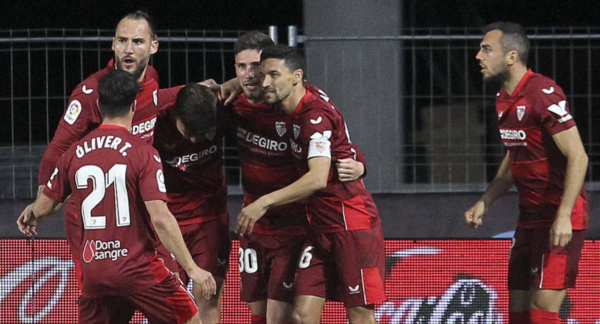 Los jugadores del Sevilla celebran el gol en Balaidos./EFE