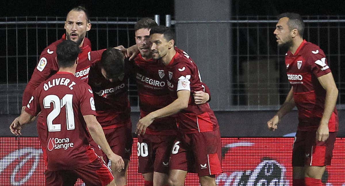 Los jugadores del Sevilla celebran el gol en Balaidos.