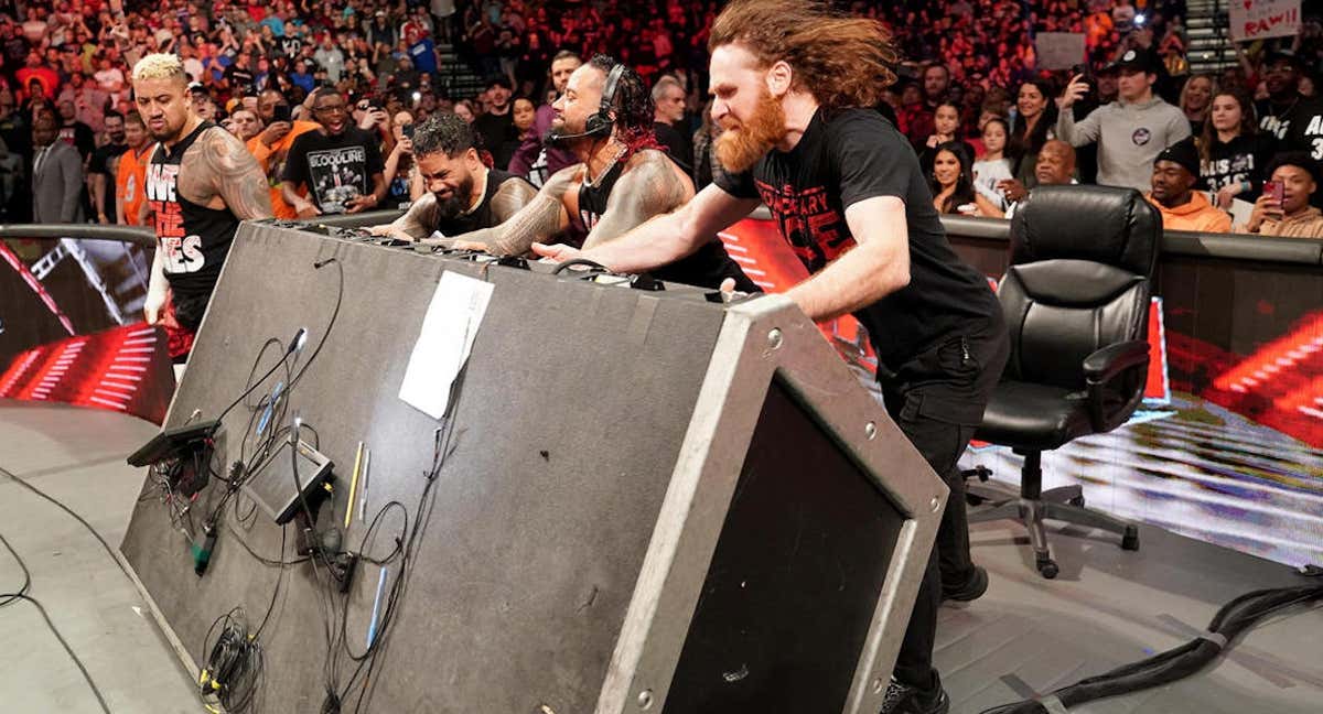 Sami Zayn, Jimmy y Jey Uso vuelcan la mesa de comentaristas durante Raw./WWE