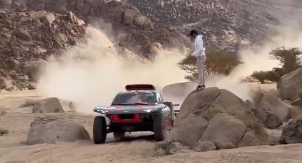 Carlos Sainz, ayudando a su padre durante la etapa del Dakar. /Twitter