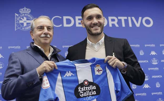 Lucas Pérez, junto a Antonio Couceiro, presidente del Deportivo. EFE