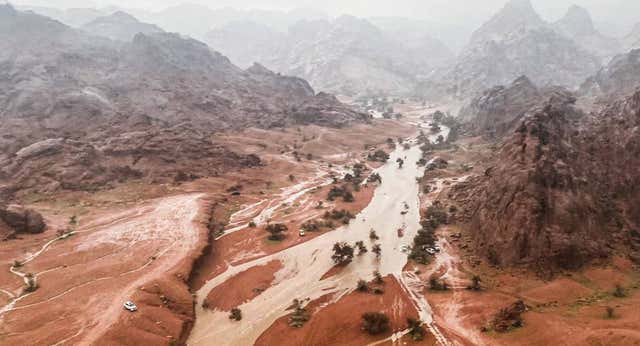 La lluvia siembra el pánico: «El agua nos cubría hasta el cuello, teníamos que mantener el coche encendido»