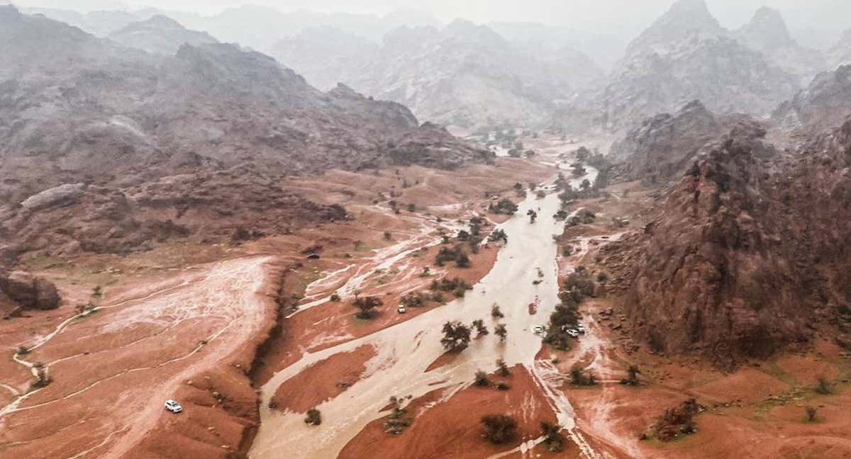 Río desbordado en el Rally Dakar 2023.