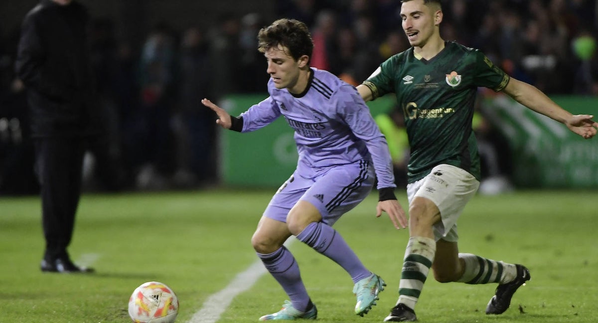 Iván Fernández, del Cacereño, disputa un balón a Odriozola.