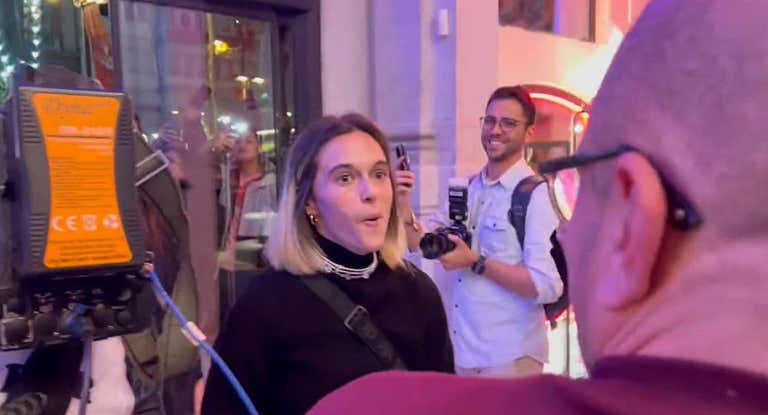 La cara de sorpresa de Mapi al ver la cantidad de fans que se habían dado cita en la tienda del Barça para verlas.