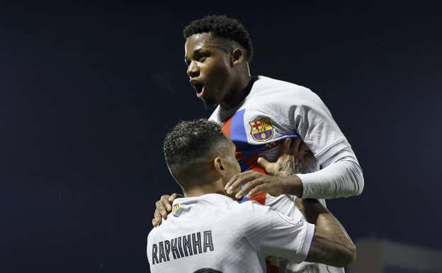 Ansu Fati celebra su gol ante el Intercity.  EFE