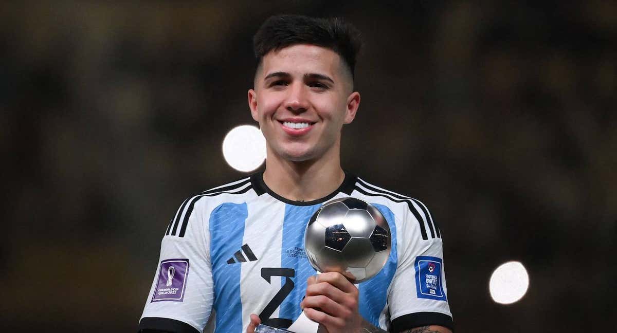 Enzo Fernández, con el trofeo a Mejor Joven del Mundial.