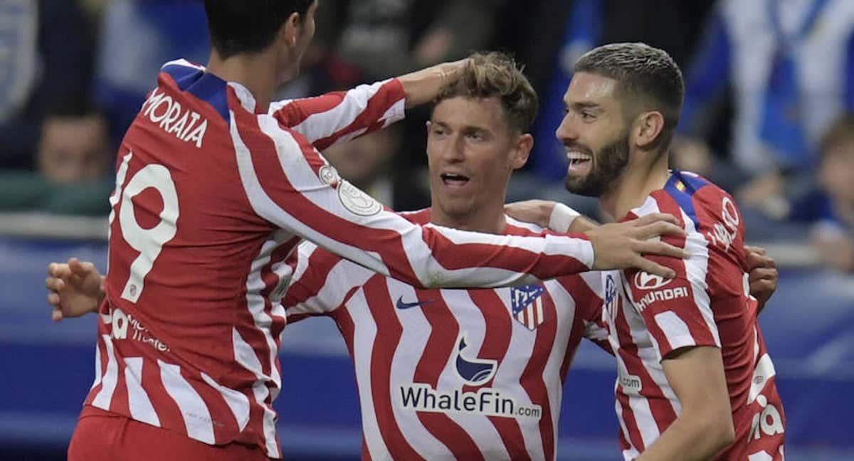 Morata y Carrasco abrazaron a Marcos Llorente tras marcar el primer gol del partido en el Carlos Tartiere. /EFE
