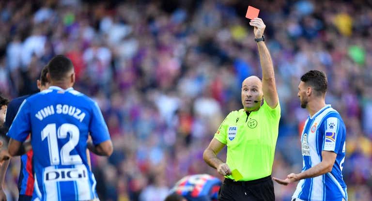 Mateu Lahoz, durante el derbi entre Barcelona y Espanyol.