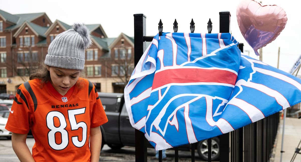 Una aficionada con la camiseta de Tee Higgins posa junto a la bandera de los Buffalo Bills /REUTERS