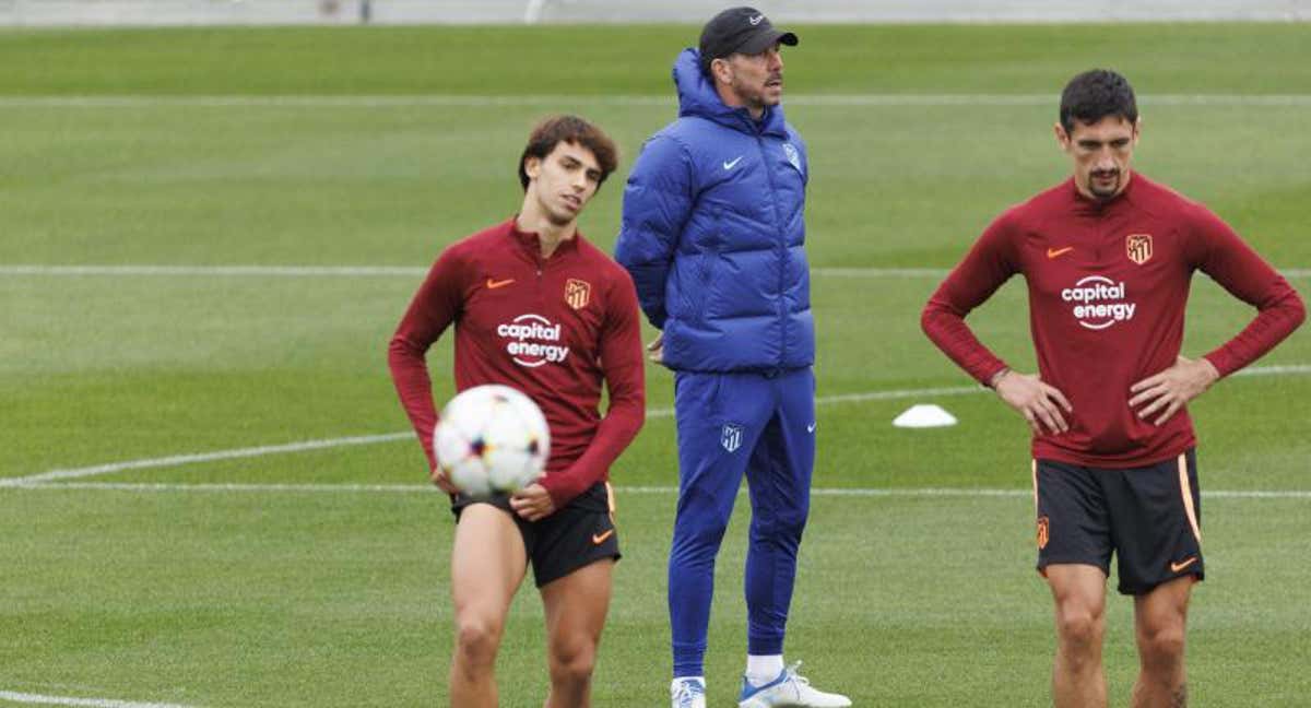 Joao Félix, con Savic y Simeone de fondo, en un entrenamiento del Atlético. /EFE
