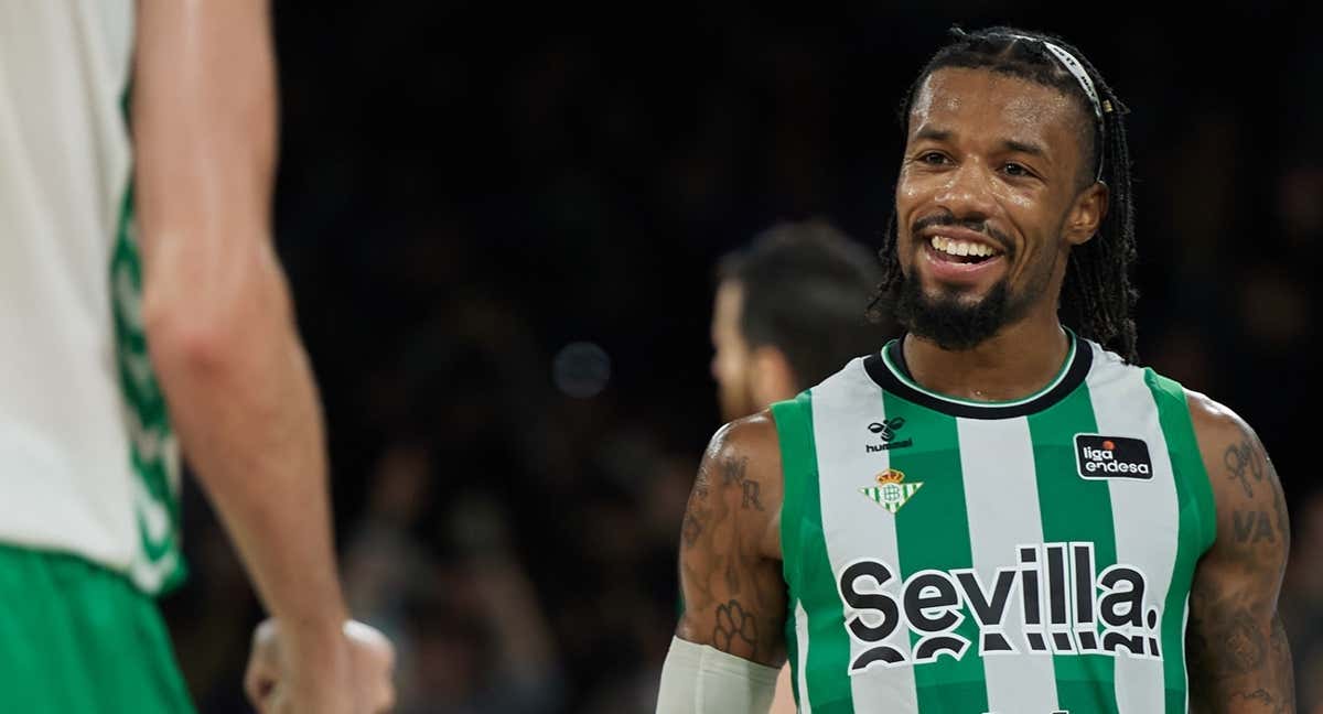 Shannon Evans sonríe tras anotar una canasta con el Betis./ ACB PHOTO - S.CASTIZO