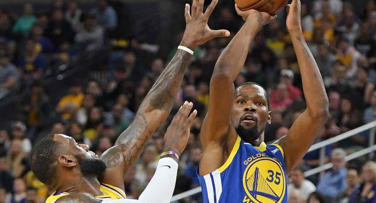 LeBron y Durant, en un partido de hace unos años. /AFP