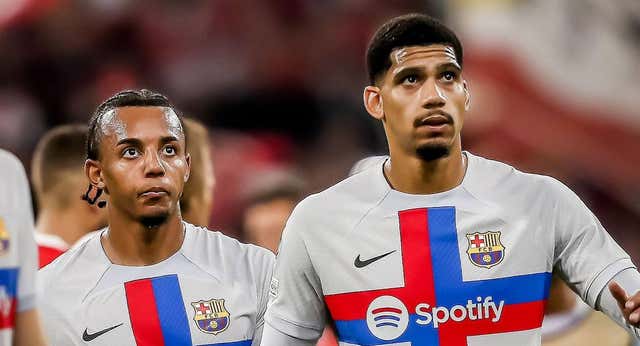 Araujo – Koundé, los dos muros de Xavi que buscan encontrarse