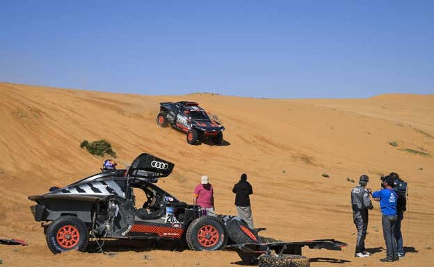 Mattias Ekström pasa por delante del coche accidentado de Sainz.  A.S.O./E.Vargiolu/DPPI