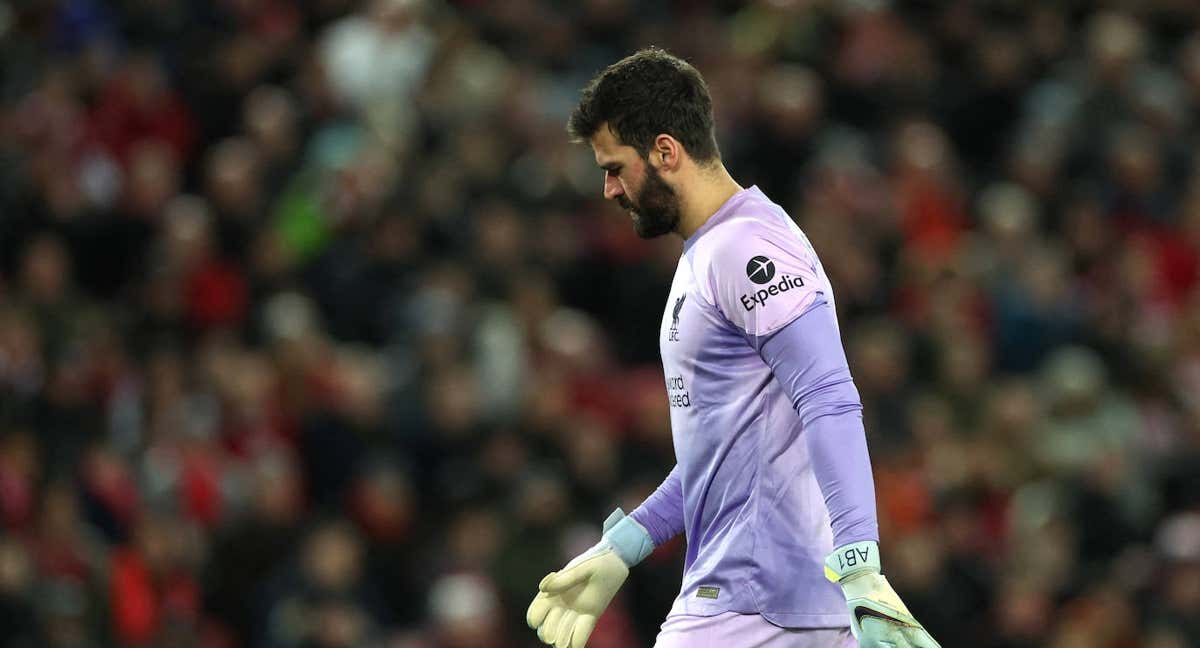 Alisson estuvo desafortunado en los goles del Wolves./REUTERS