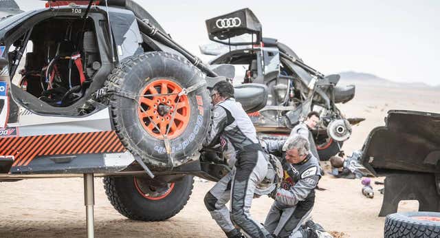 El drama de Audi en el Dakar se redondea con Ekström; Sainz sacrifica su pelea por la etapa