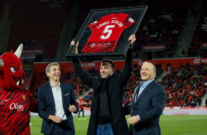 Mallorca también homenajea a Scaloni