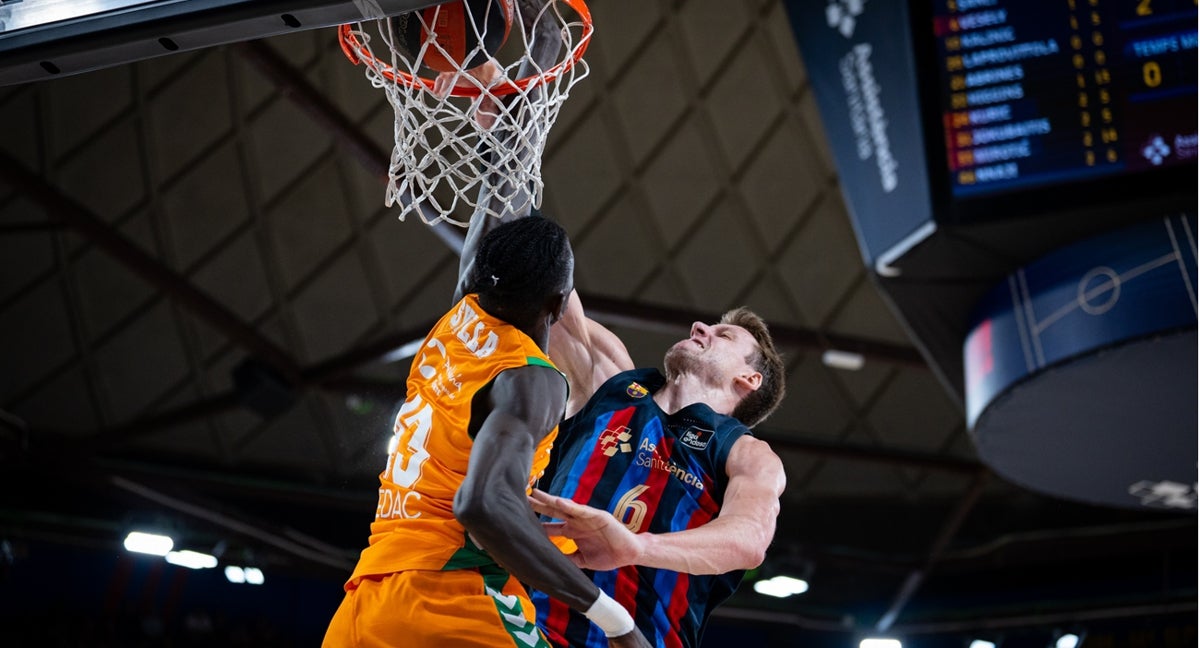 JAN VESELY MACHACA CON CONTUNDENCIA ANTE LA DEFENSA DEL BETIS BALONCESTO.