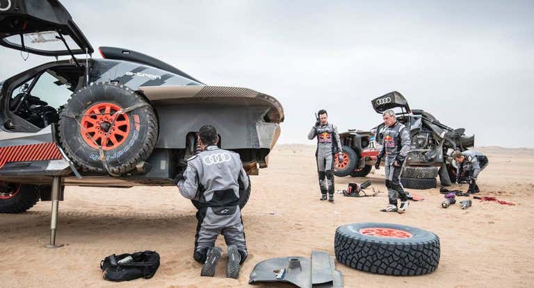 Carlos Sainz, Lucas Cruz y Emil Bergkvist, reparando sus Audi.