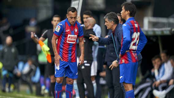 Mendilibar da instrucciones a Orellana, uno de sus fichajes de invierno. /GETTY