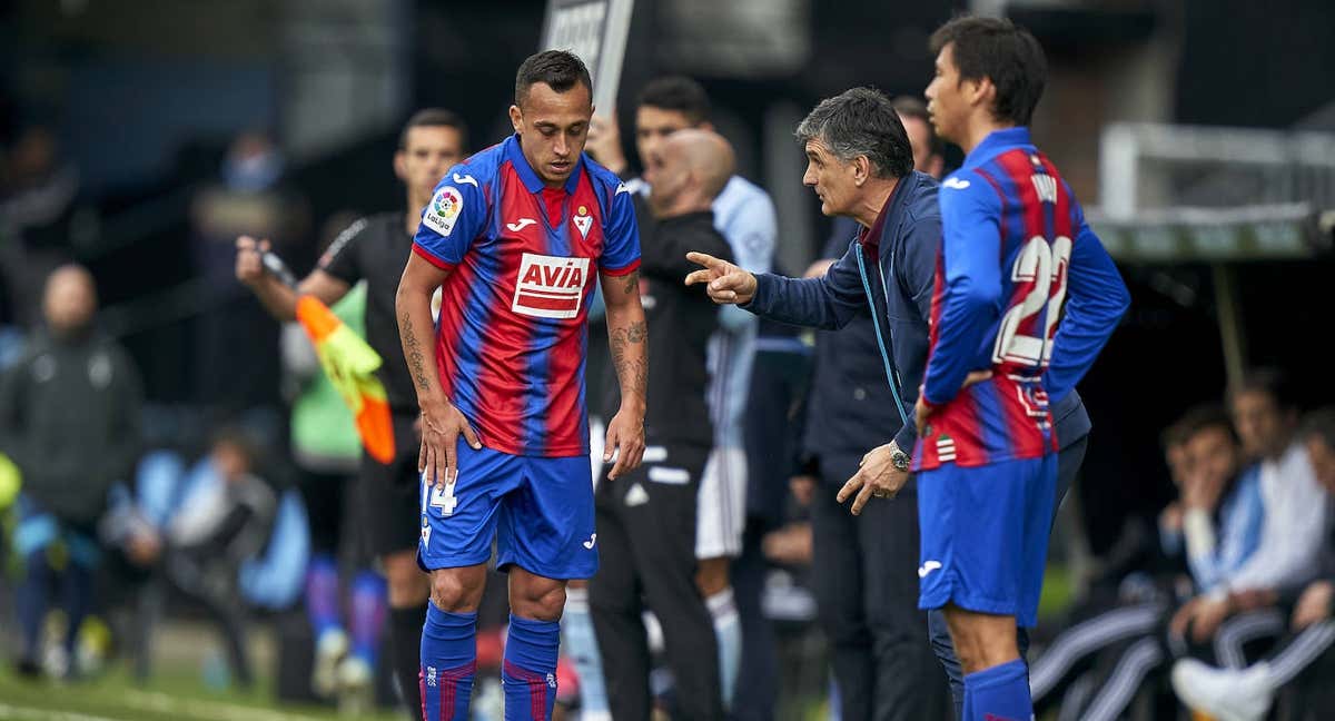 Mendilibar da instrucciones a Orellana, uno de sus fichajes de invierno. /GETTY